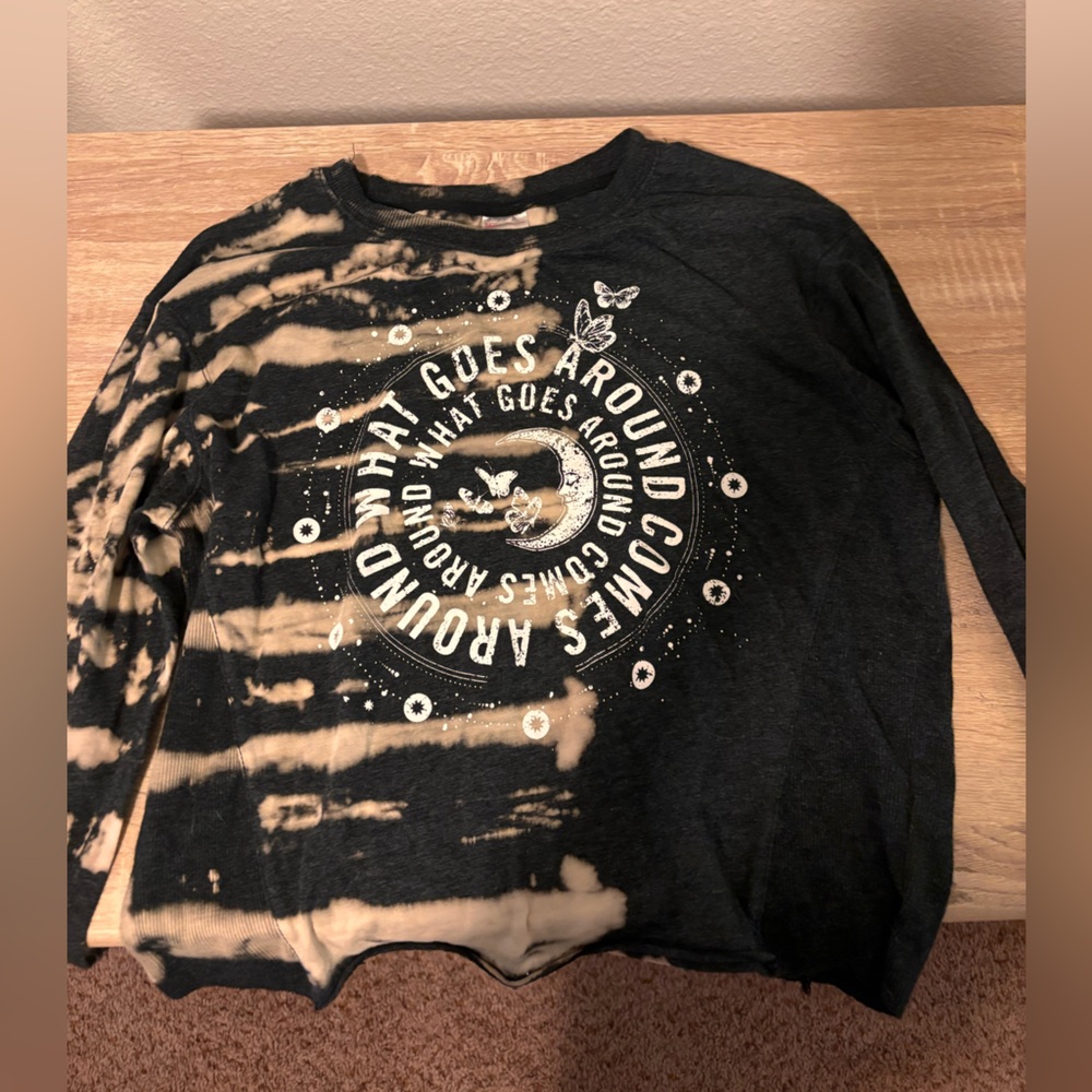 Girls Junior shirt size small. Cropped and distressed